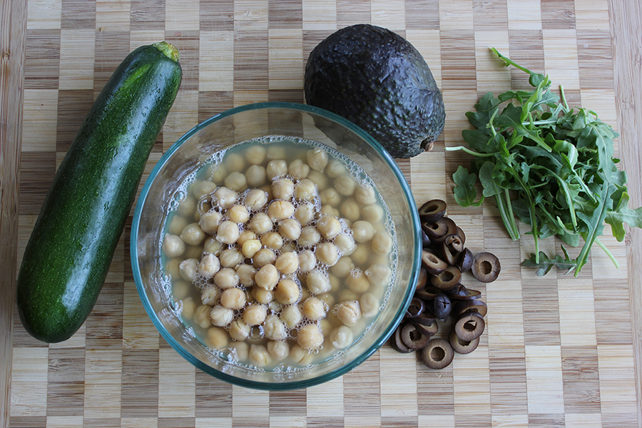 A creamy avocado chickpea bowl with black olives, zucchini and arugula! || Toddler Approved || via www.reverycloud.com