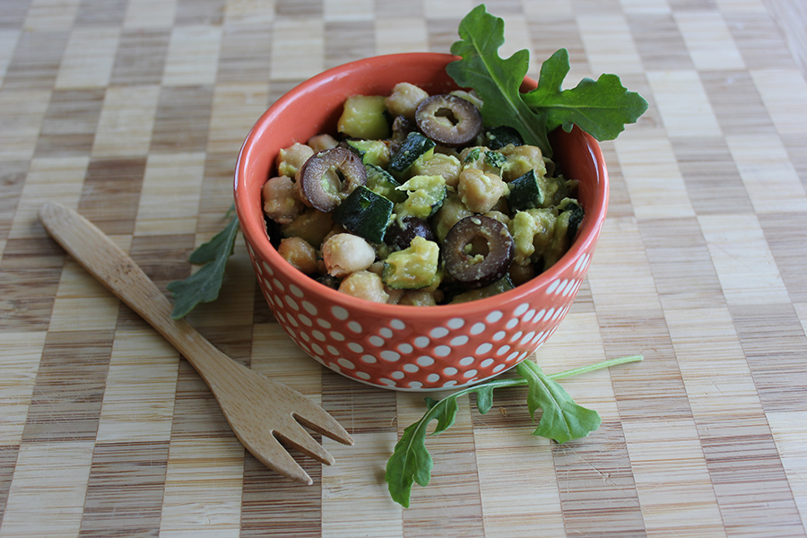 A creamy avocado chickpea bowl with black olives, zucchini and arugula! || Toddler Approved || via www.reverycloud.com